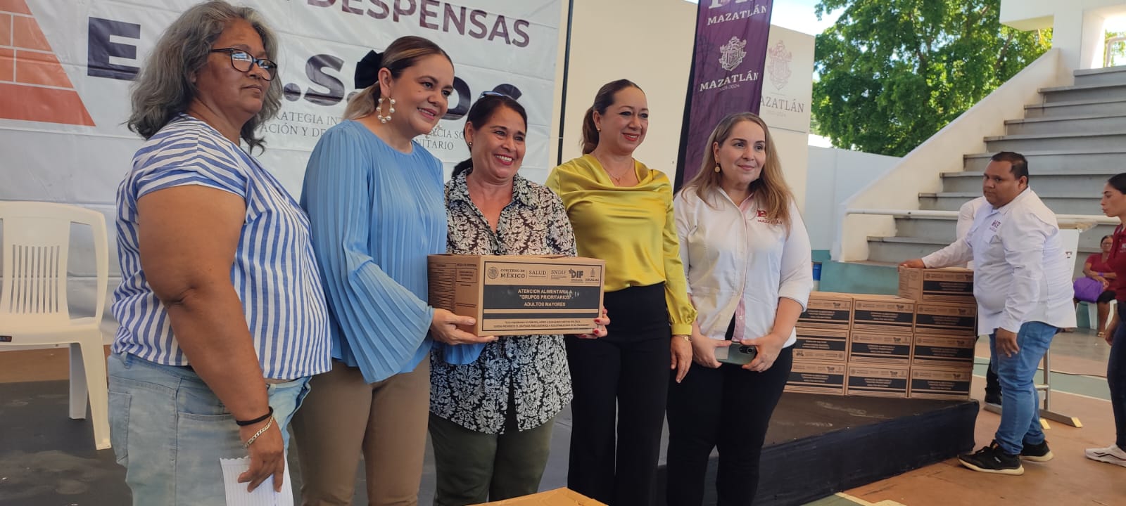 300 familias reciben cuatro despensas por parte del sistema DIF Mazatlán
