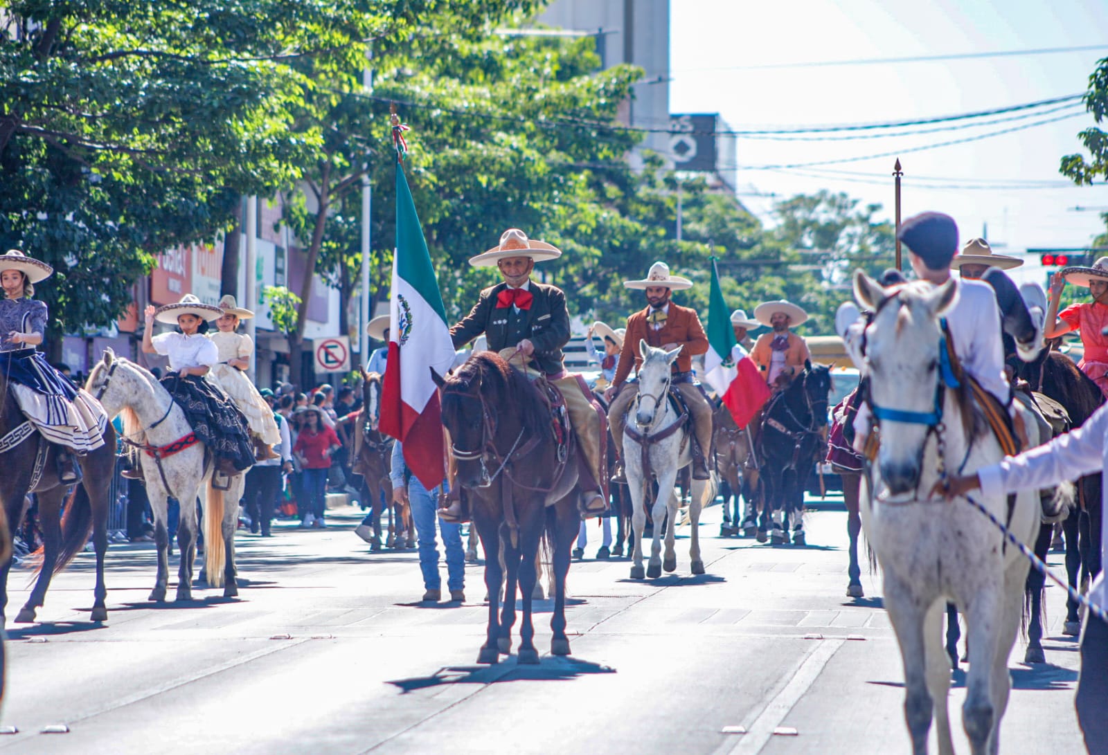 Conmemoran 113 aniversario de la Revolución Mexicana con desfile cívico, deportivo y militar