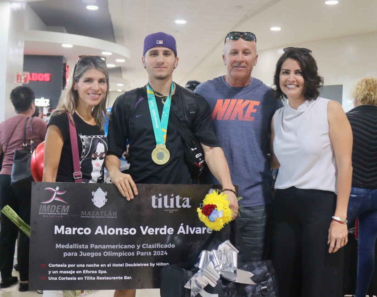 El campeón panamericano, Marco Verde es recibido en el Aeropuerto de Mazatlán