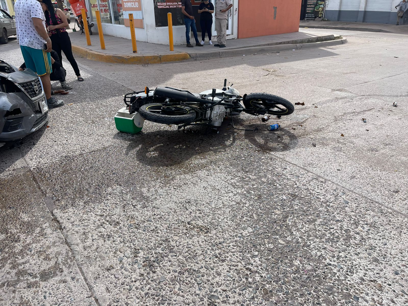 Accidente al poniente de la ciudad de Los Mochis, deja un motociclista lesionado