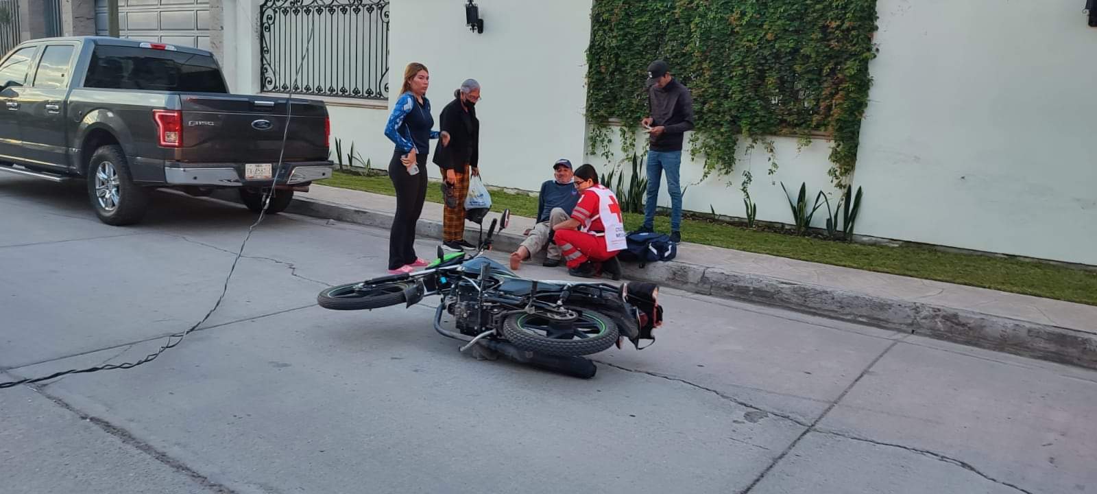 Adulto mayor sufre accidente tras quedar enredado en cables de la CFE en Los Mochis
