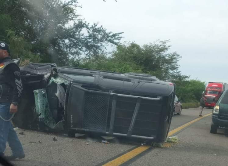 Aparatoso accidente deja 4 lesionados sobre la Libre Mazatlán-Culiacán, cerca de El Quelite