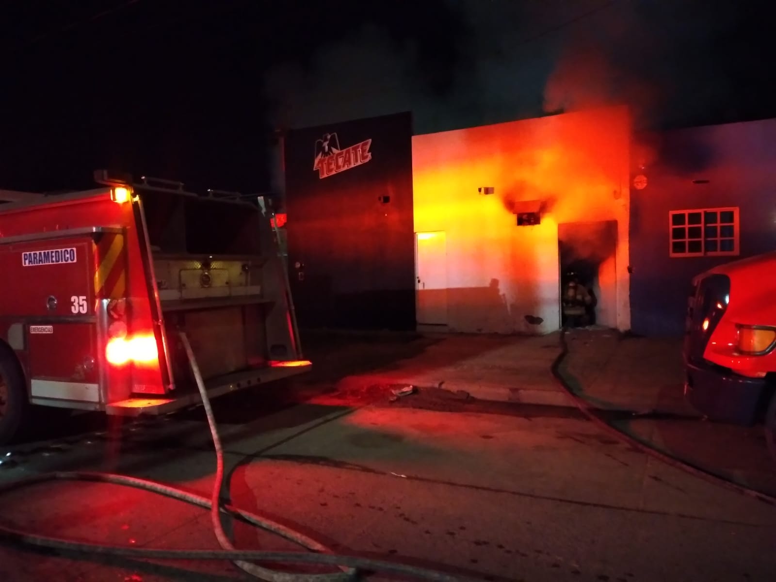 ¡Se queman cientos de cervezas! Arde expendio en la colonia Tabachines 1, en Los Mochis