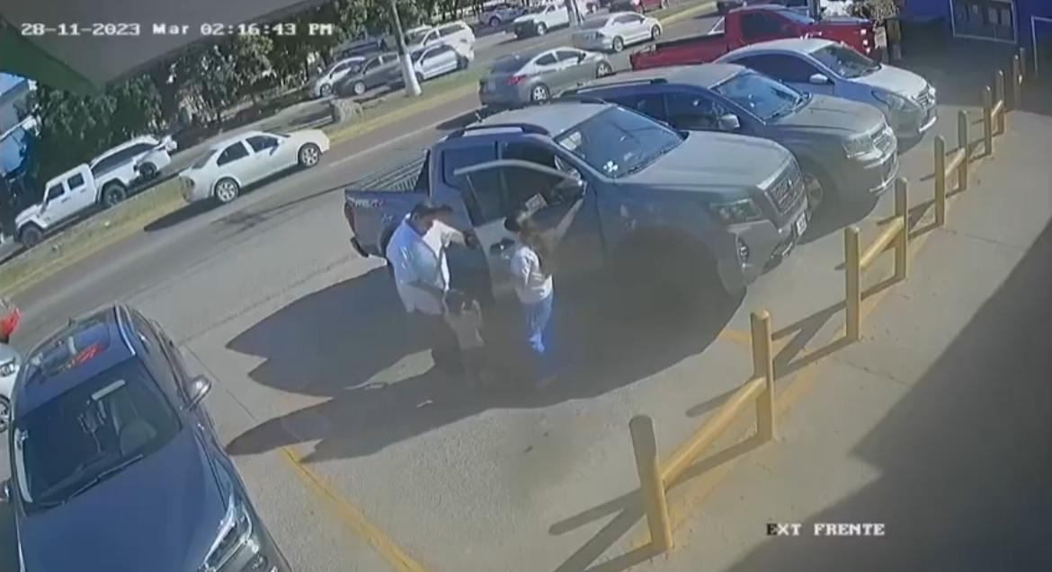 VIDEO: ¡Traía a los niños! Así fue el despojo de una Frontier 2023 afuera de una guardería en Culiacán