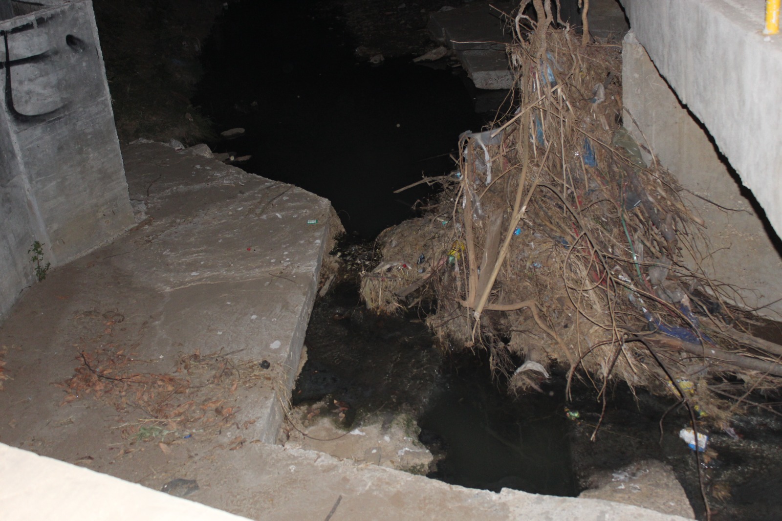 Atiende Jumapam taponamiento en drenaje de El Conchi, Mazatlán