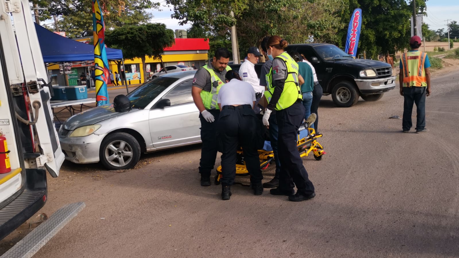 Joven motociclista sufre accidente en la colonia Las Malvinas, en Los Mochis