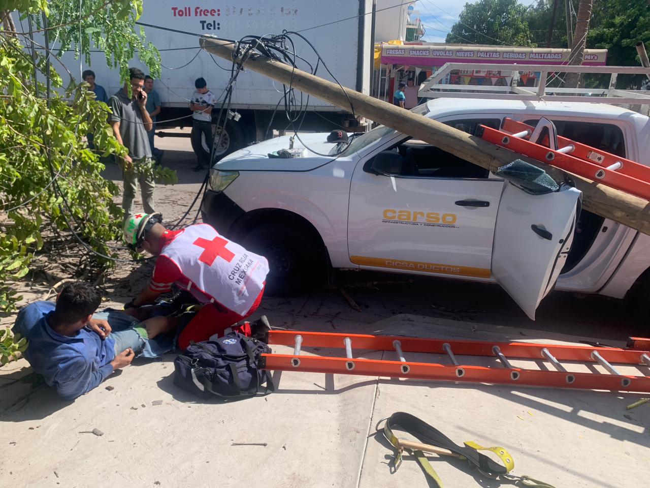 Cae poste de telefonía en la colonia Tabachines 1 en Los Mochis; hay dos trabajadores lesionados