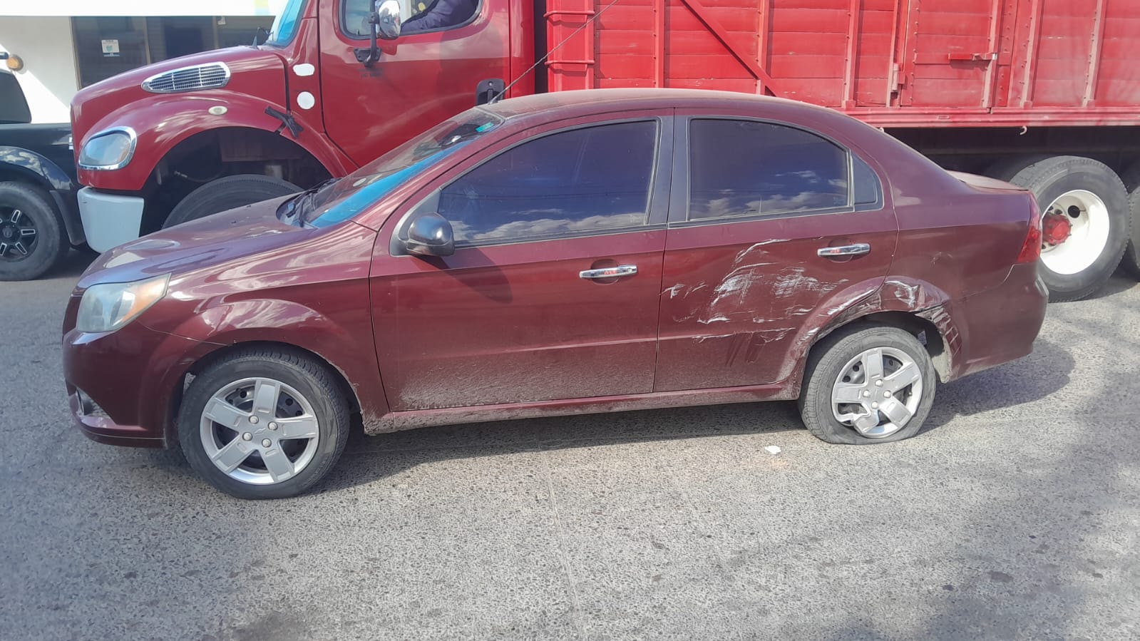 Camión choca contra automóvil en el centro de Guasave dejando daños materiales