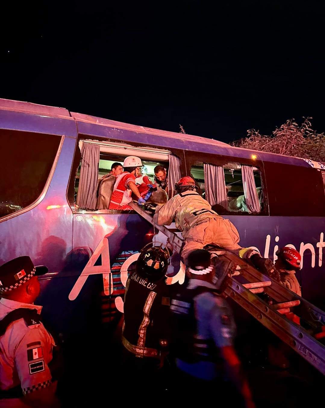 ¡Gran susto! Camión de pasajeros se sale de la carretera México 15 a la altura de Guasave