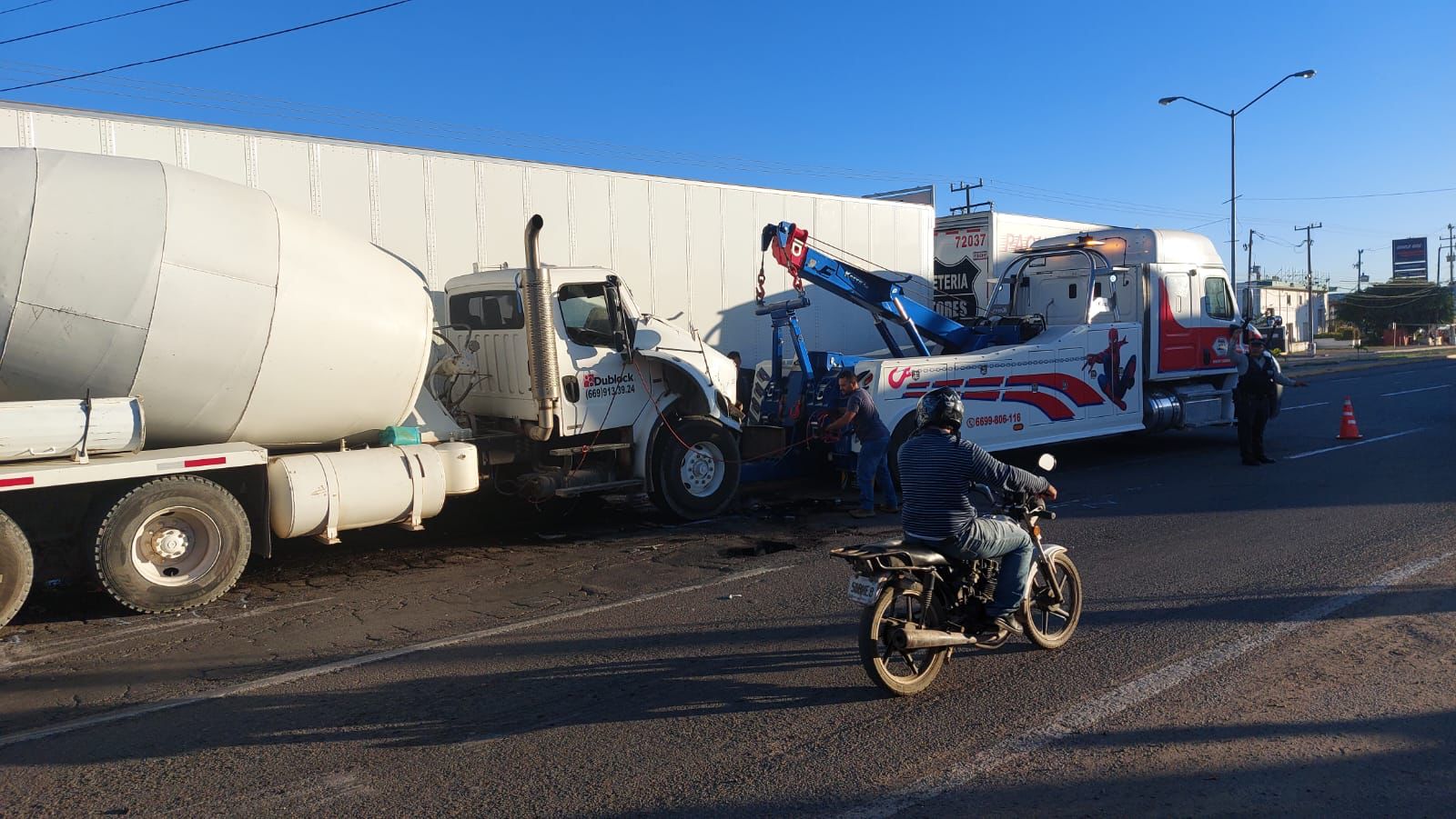 Camión revolvedor protagonista un choque contra un tráiler luego de venir jugando carreras en Mazatlán