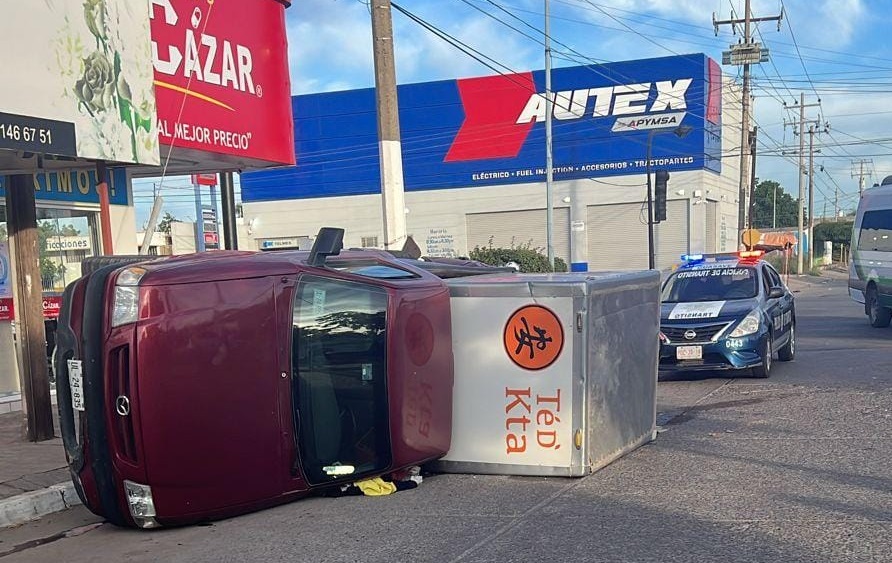Camioneta termina volcada tras chocar contra un autobús de pasajeros en Guasave