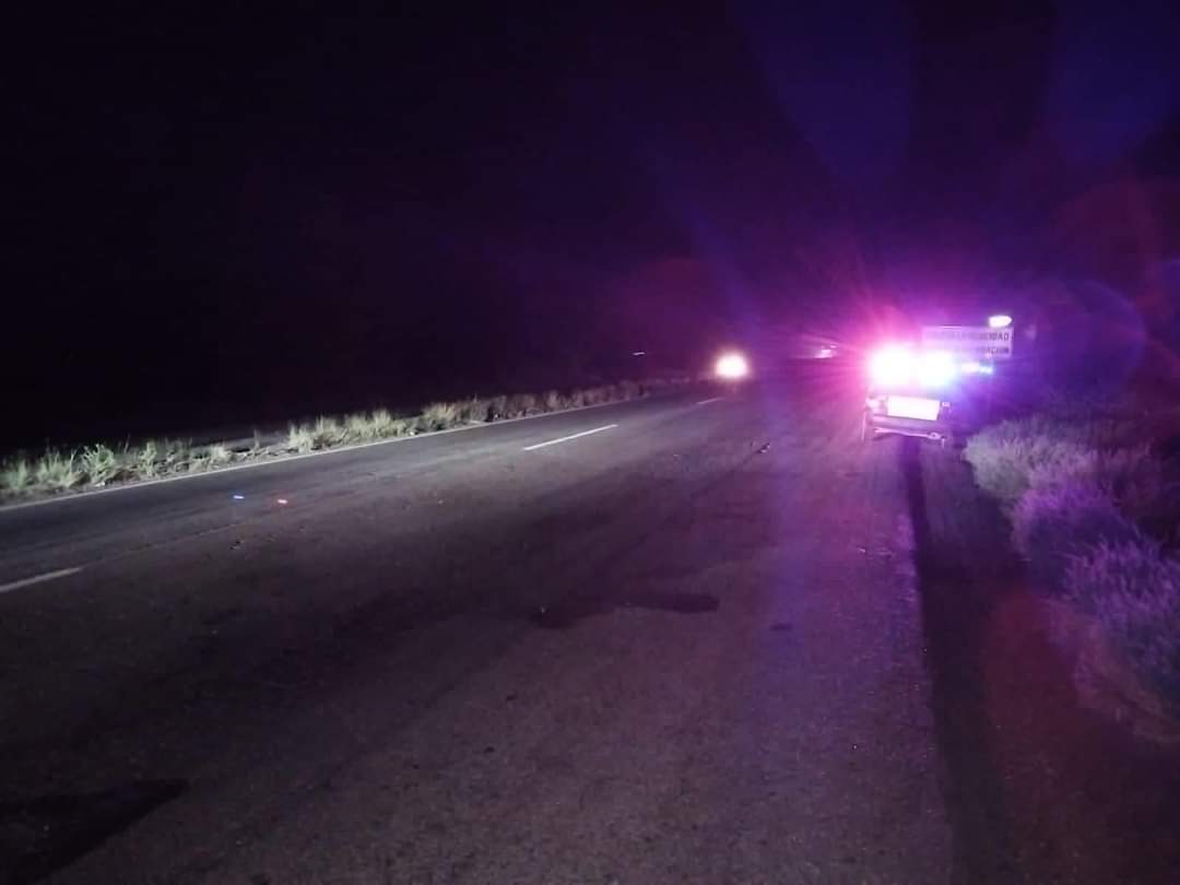 Auto choca contra muro de contención por la México 15 en Guasave; solo hubo daños materiales