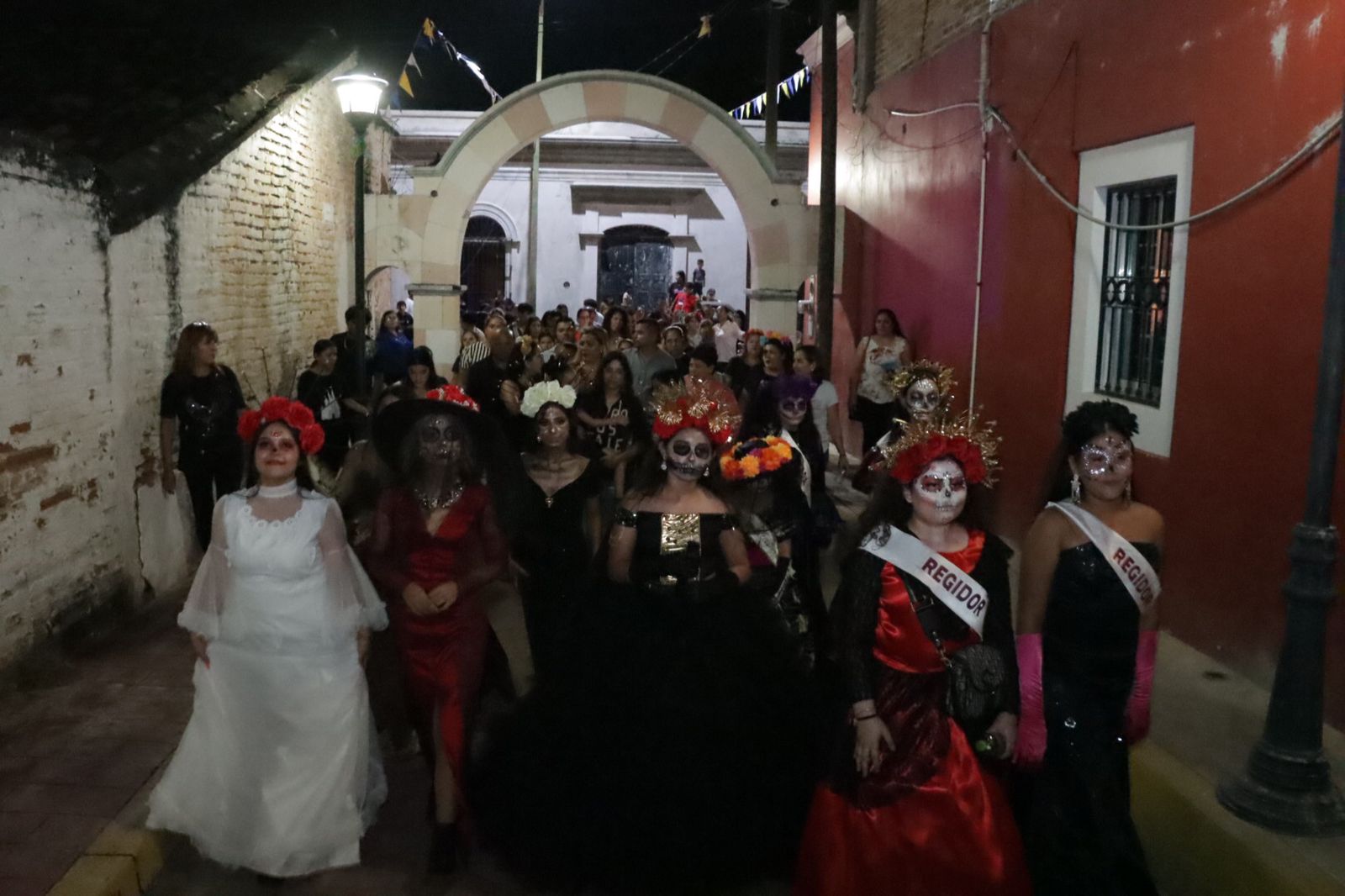 Catrinas recorren las calles y callejones del Rosario, hasta llegar al Panteón Español
