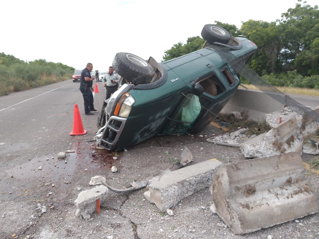 Choca una camioneta contra muro de contención y la dejan abandonada por la México 15 a la altura de Guasave