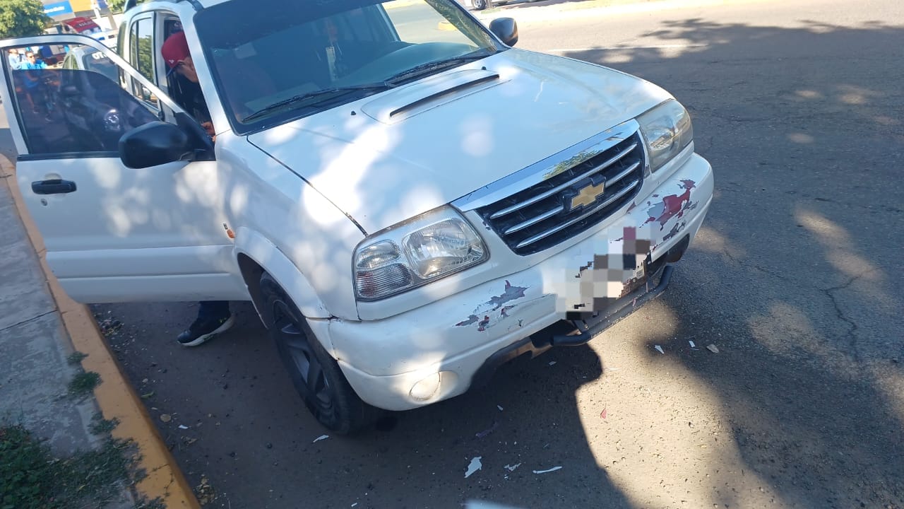Choque por alcance por el bulevar central en Guasave, deja daños materiales