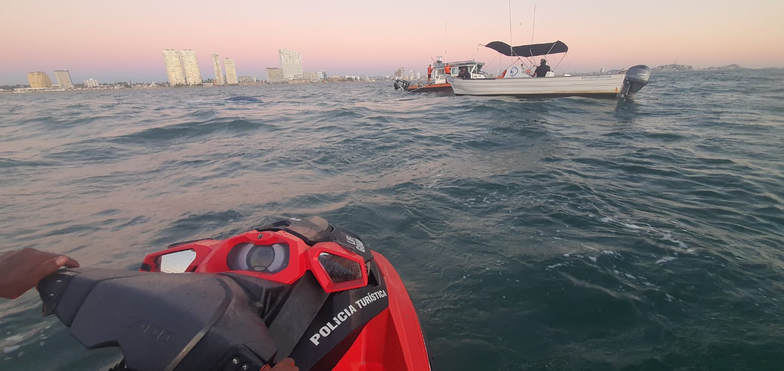 Rescatan a seis personas tras hundirse yate frente a la Isla Venados, en Mazatlán