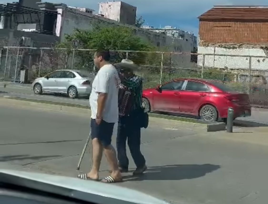 VIDEO: Como un abrazo al corazón, joven auxilia a adulto mayor invidente en Mazatlán