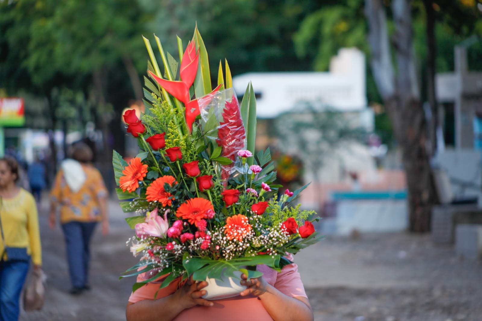 Con-flores-y-veladoras-cientos-de-personas-madrugan-al-panteon-21-de-Marzo-de-Culiacan-a-visitar-a-sus-fieles-difuntos3