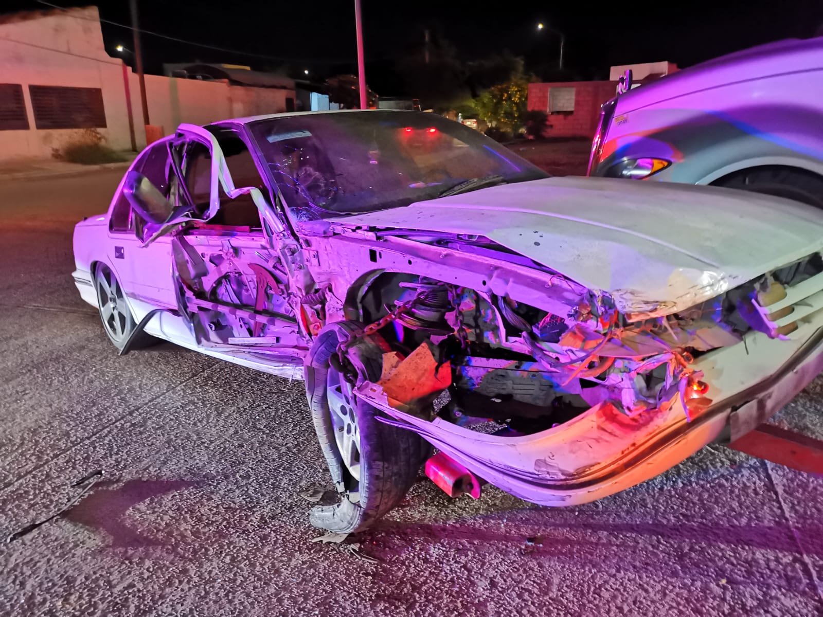 Conductor de un automóvil choca contra un tráiler en fraccionamiento Mediterráneo, en Los Mochis