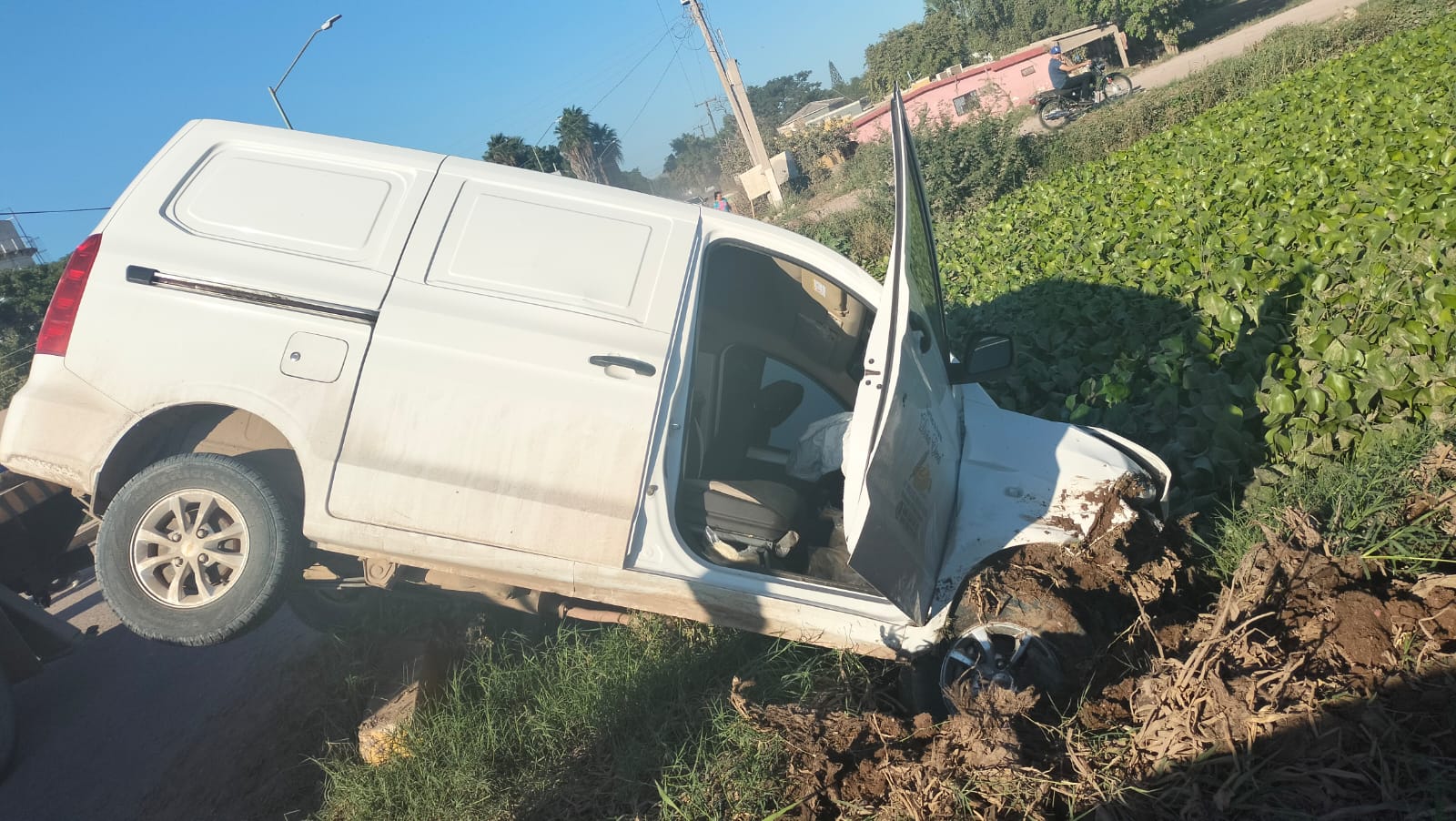 Conductor de una vagoneta pierde el control y queda a las orillas de un canal de riego en Ahome