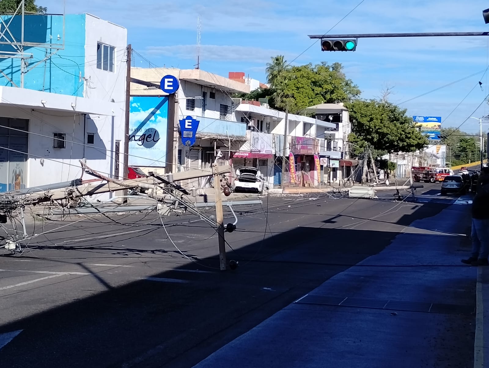 Por conducir a exceso de velocidad, conductor se accidenta y tumba postes de energía en el centro de Culiacán