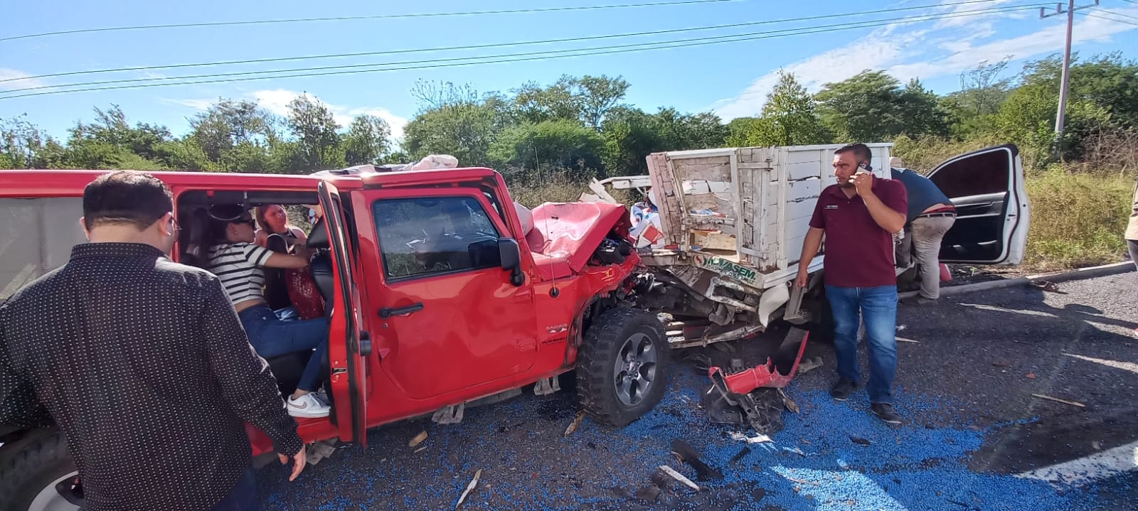 Conductora resulta lesionada al impactarse contra camioneta de carga en la carretera Mazatlán-Culiacán