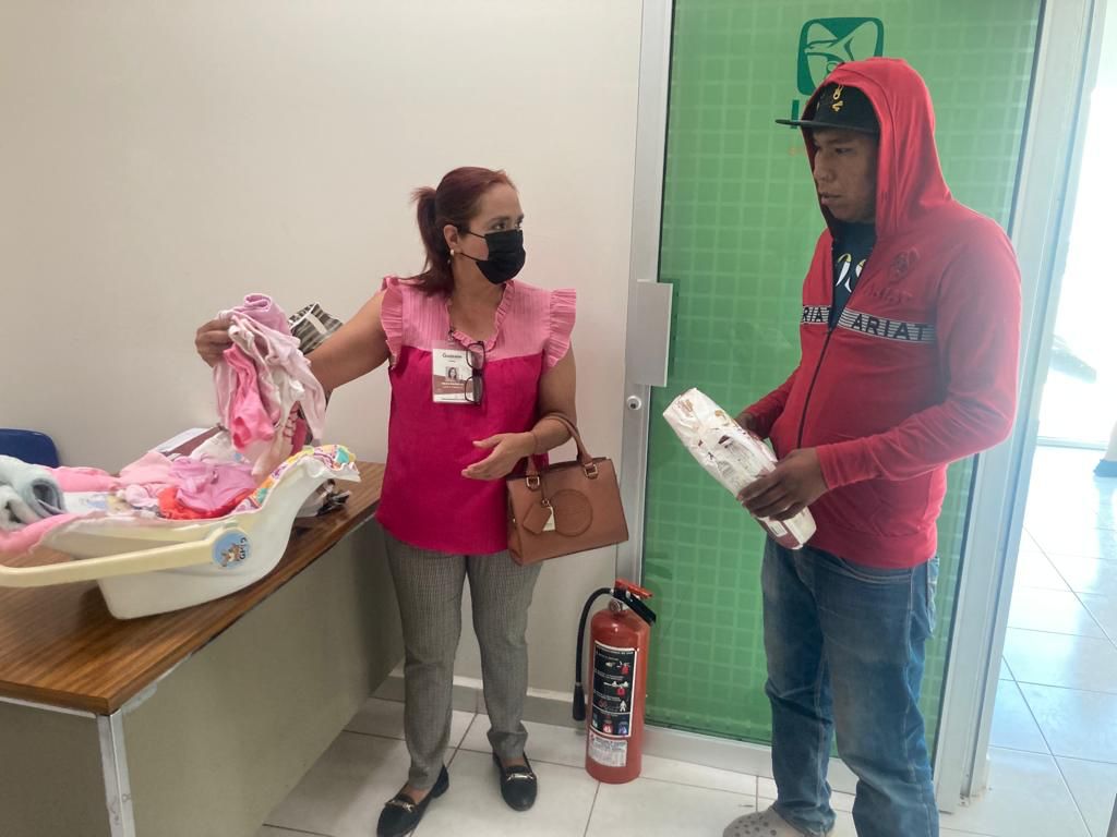 DIF Guasave y Sipinna apoyan a joven jornalera que dio a luz en las calles de Cortines