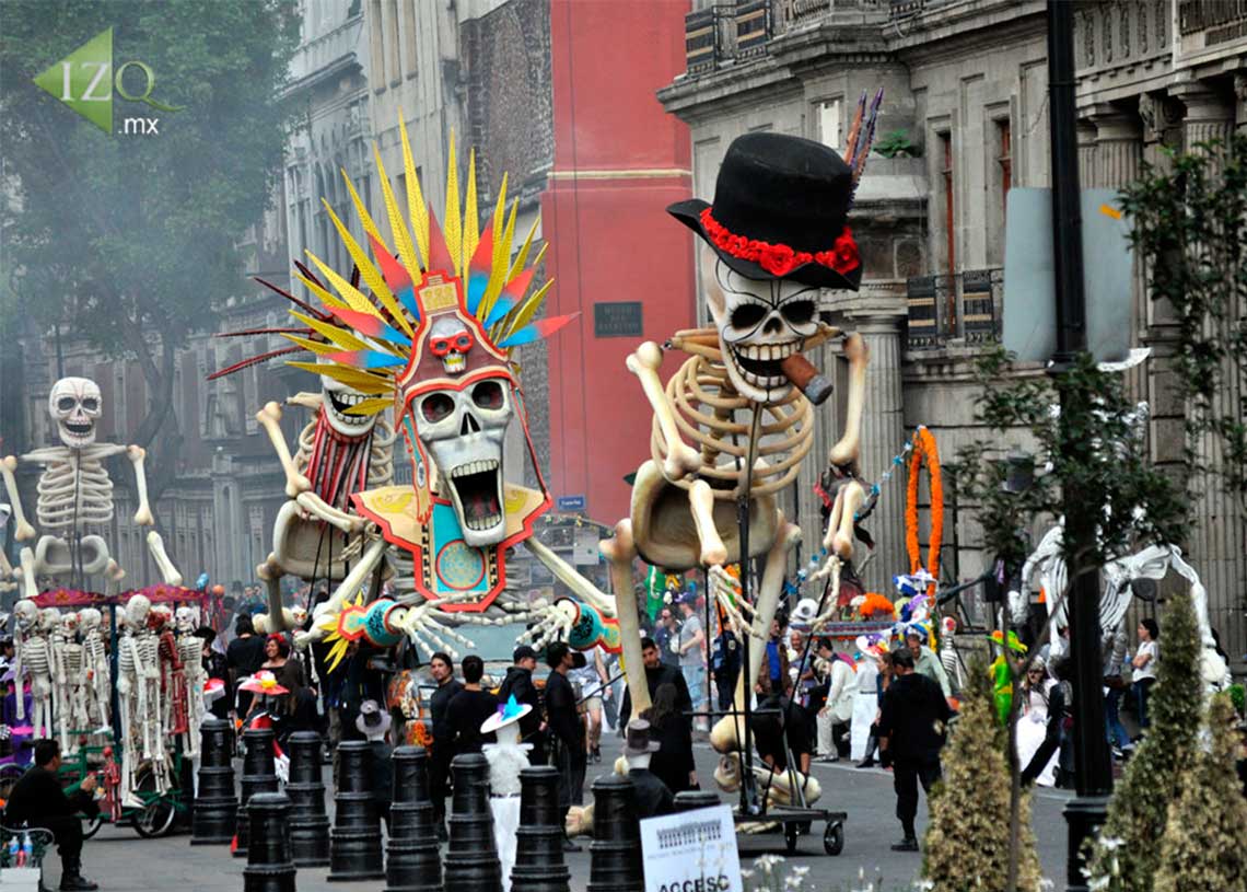 Ni para donde hacerse: Mujer asalta a varias personas en pleno ‘Gran Desfile del Día de Muertos’ en CDMX