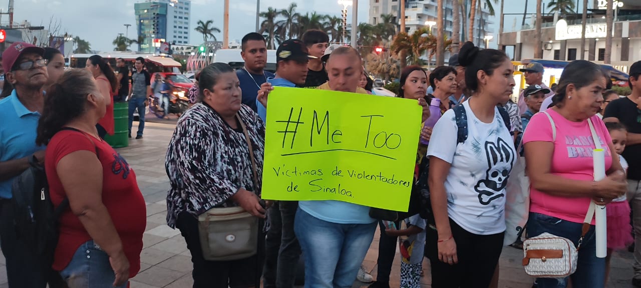 Desplazados se manifiestan en las letras de Mazatlán, exigen casa donde vivir