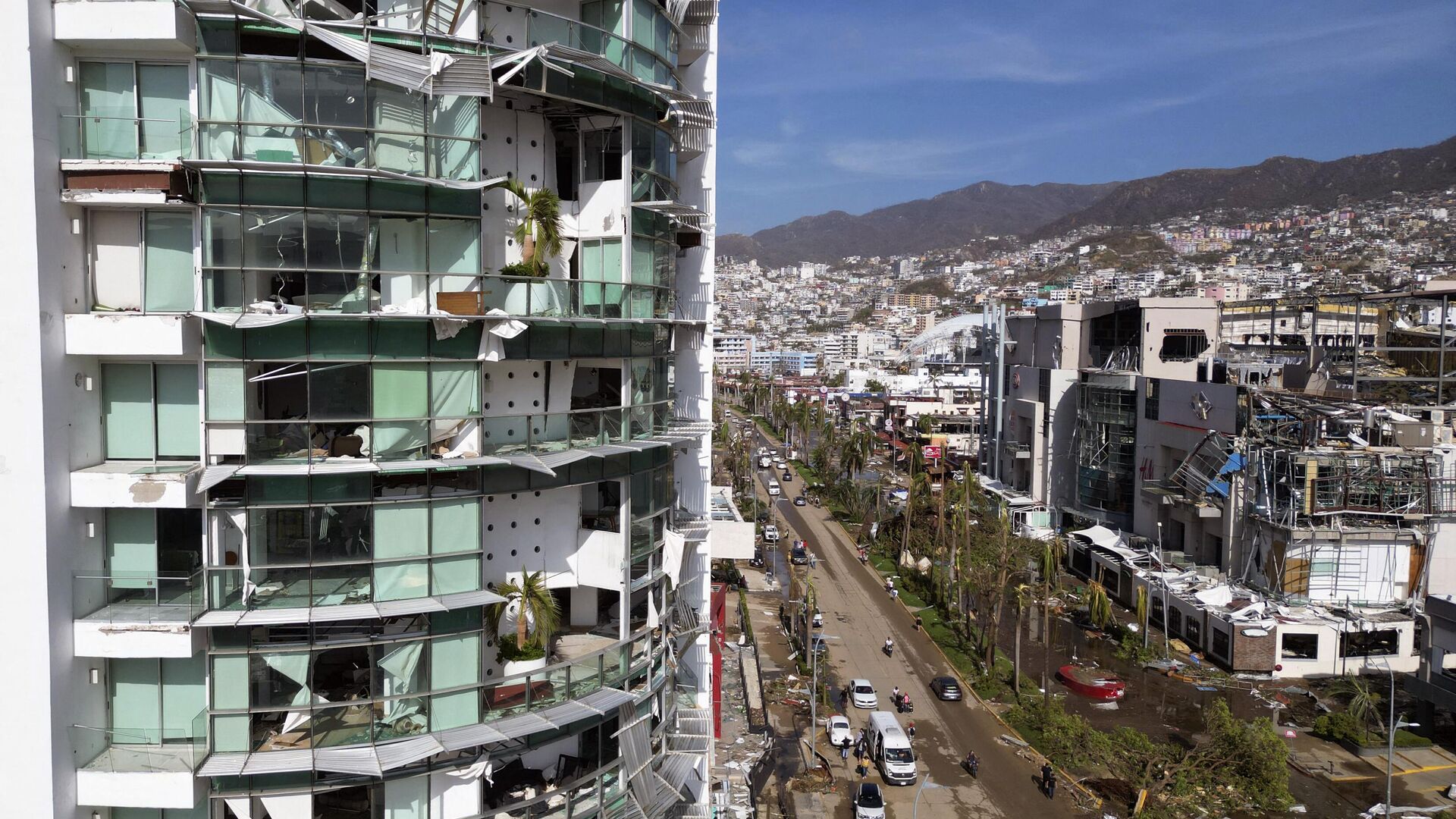 En Acapulco buscan volver a la normalidad; reabren supermercados, tras devastación por ‘Otis’