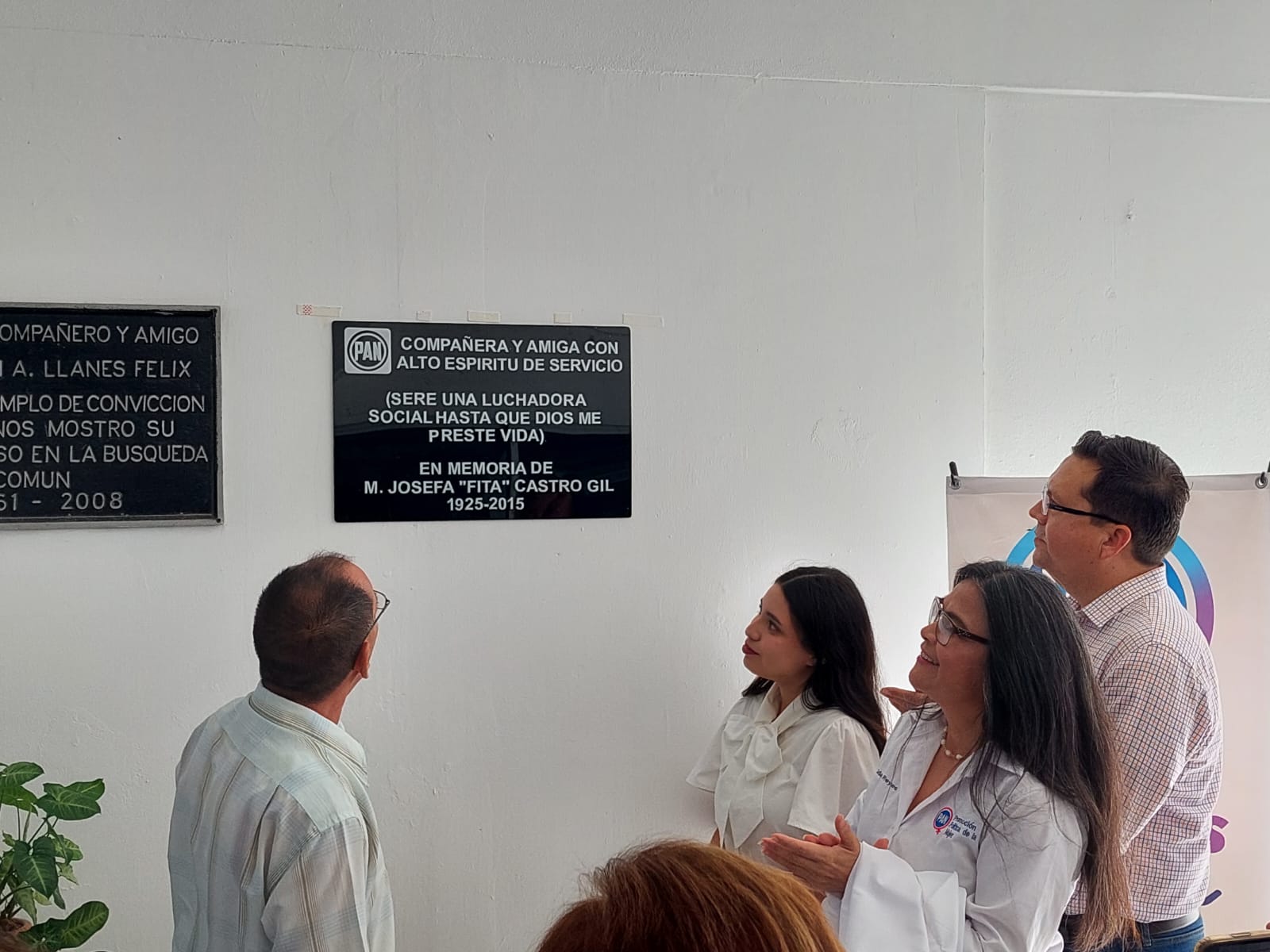 Develan placa en memoria de Fita Castro en las oficinas del comité municipal del PAN en Ahome