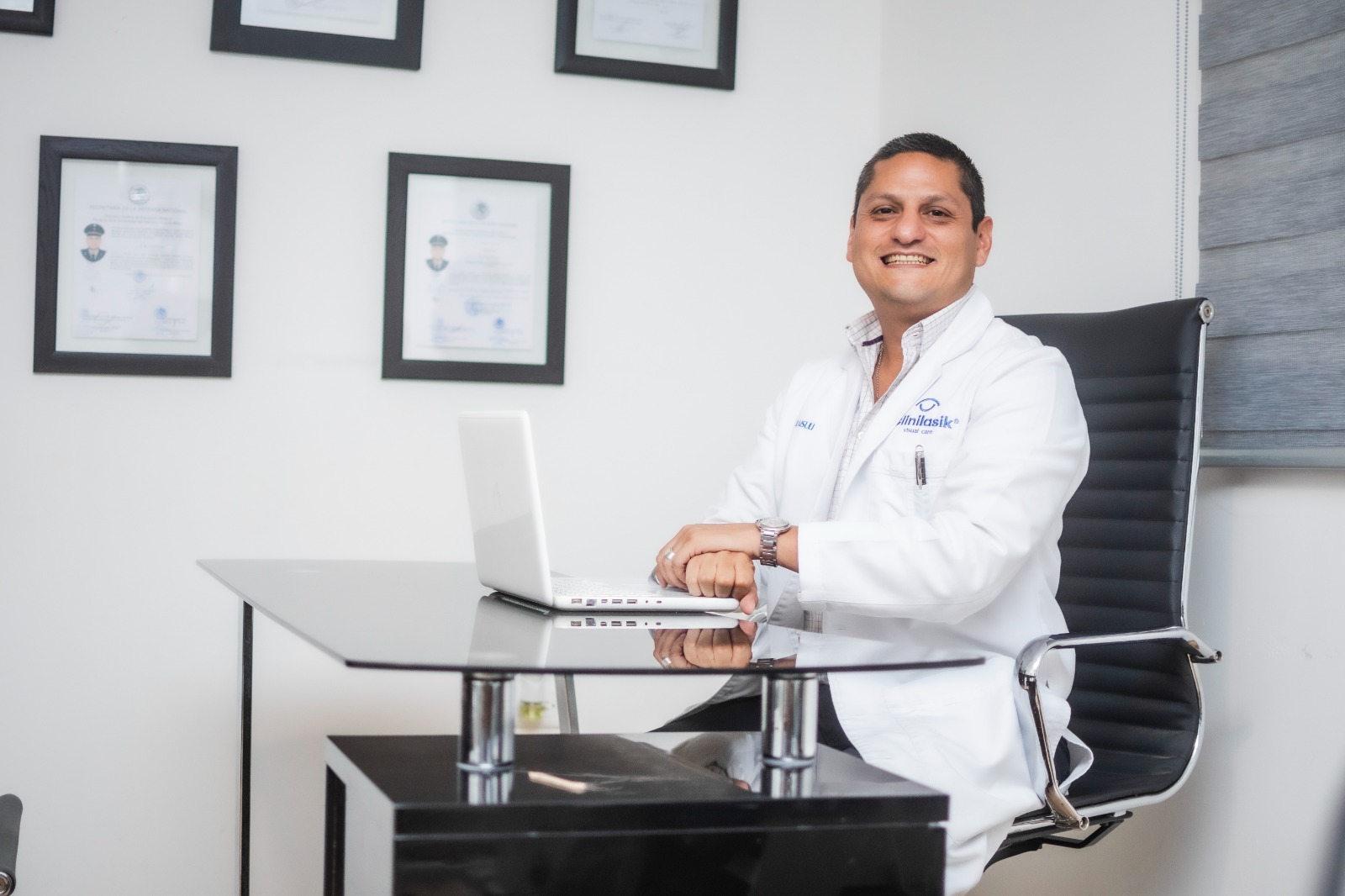 ¿Buscas dejar de usar lentes? Clinilasik Visual Care tiene la solución en manos del Dr. Armando Raisuli Andrade