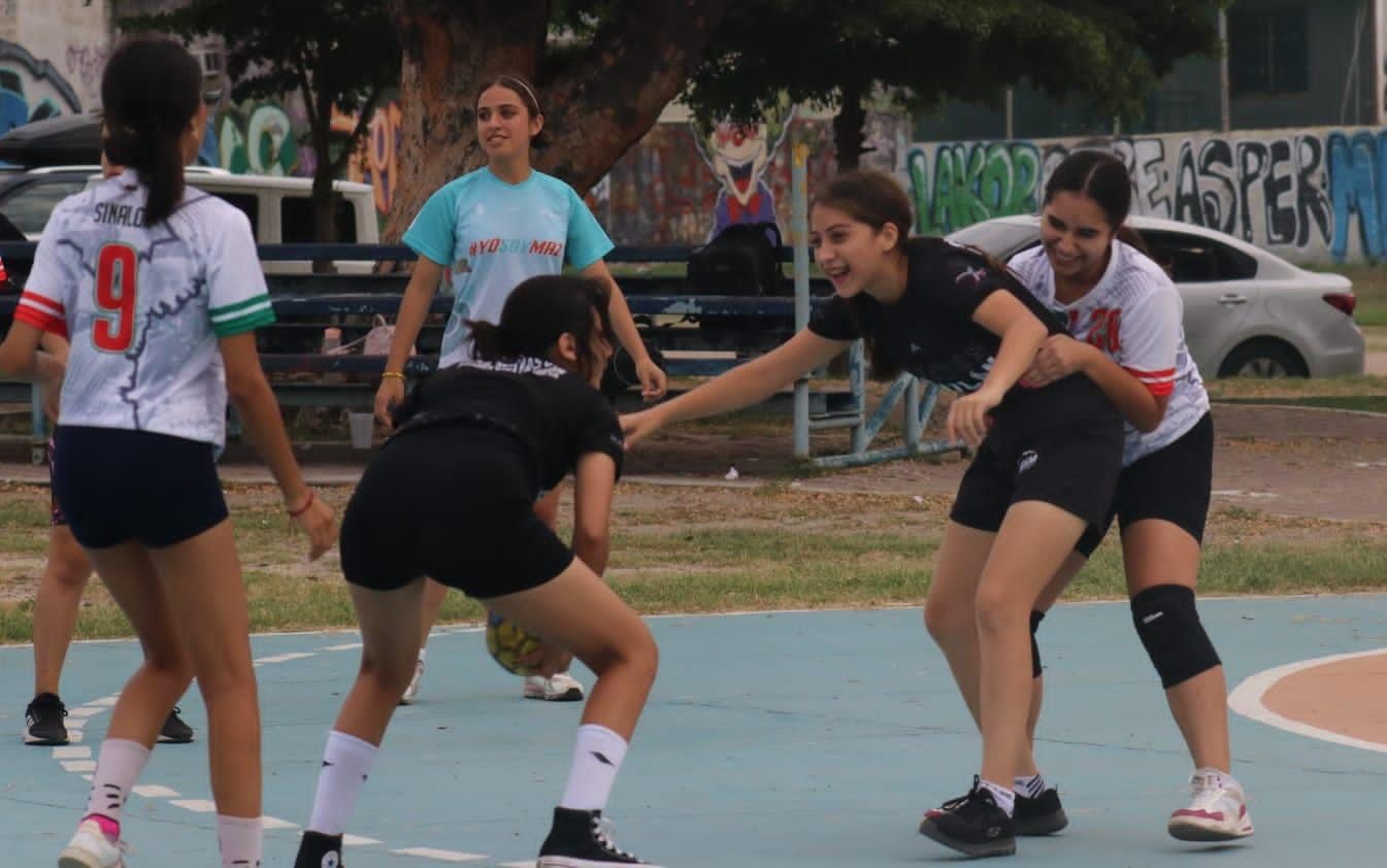 El Instituto Municipal del Deporte de Mazatlán entrega material a las selecciones de handball