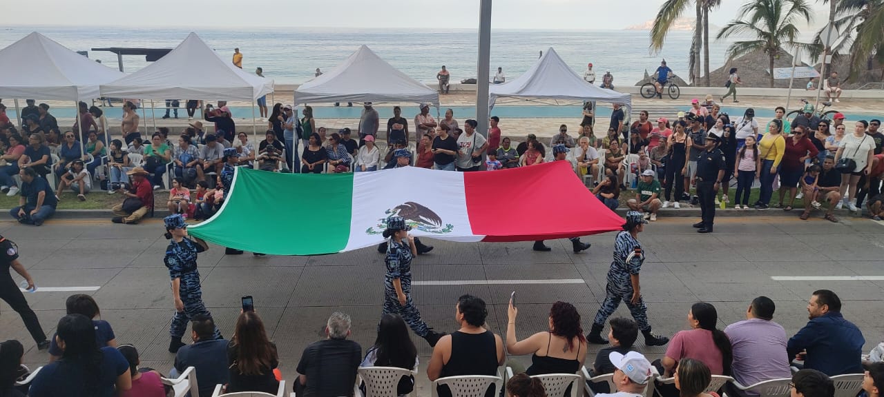 Malecón en Mazatlán se viste de colores tras desfile del 113 aniversario de la Revolución Mexicana