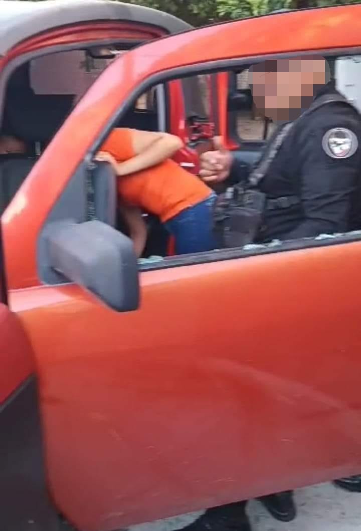 Elementos de la policía de Ahome rescatan a bebé, quien quedó dentro de una vagoneta