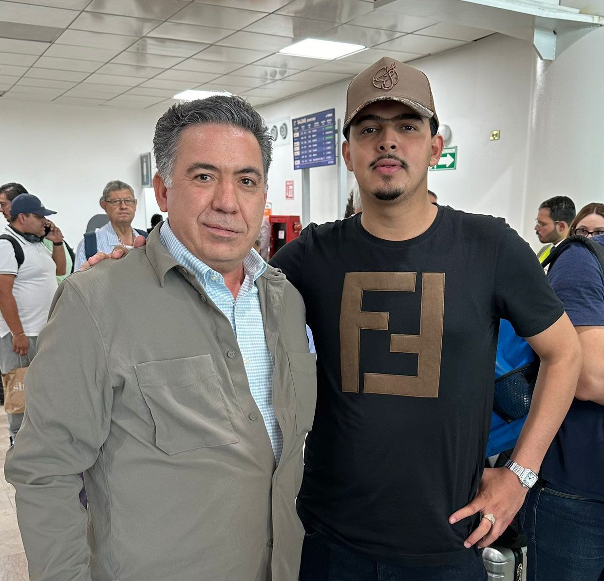 Enrique Inzunza posa junto a ‘Panter Bélico’; le hizo algunas recomendaciones