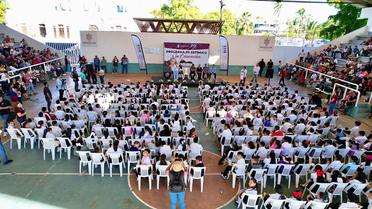 Estudiantes de primaria de Mazatlán reciben su nuevo pago de las becas Probec