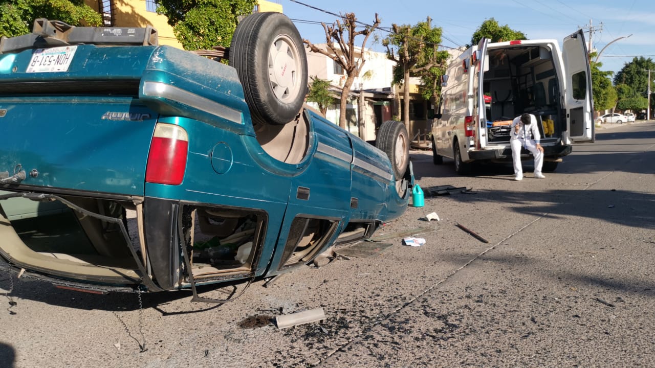 Estudiante de Medicina sufre accidente tipo volcadura en el sector centro de Los Mochis