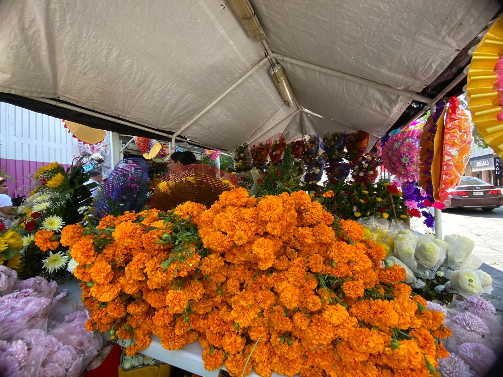 Ni el agua helada, ni el hielo ayudan a conservar las flores: Floristas