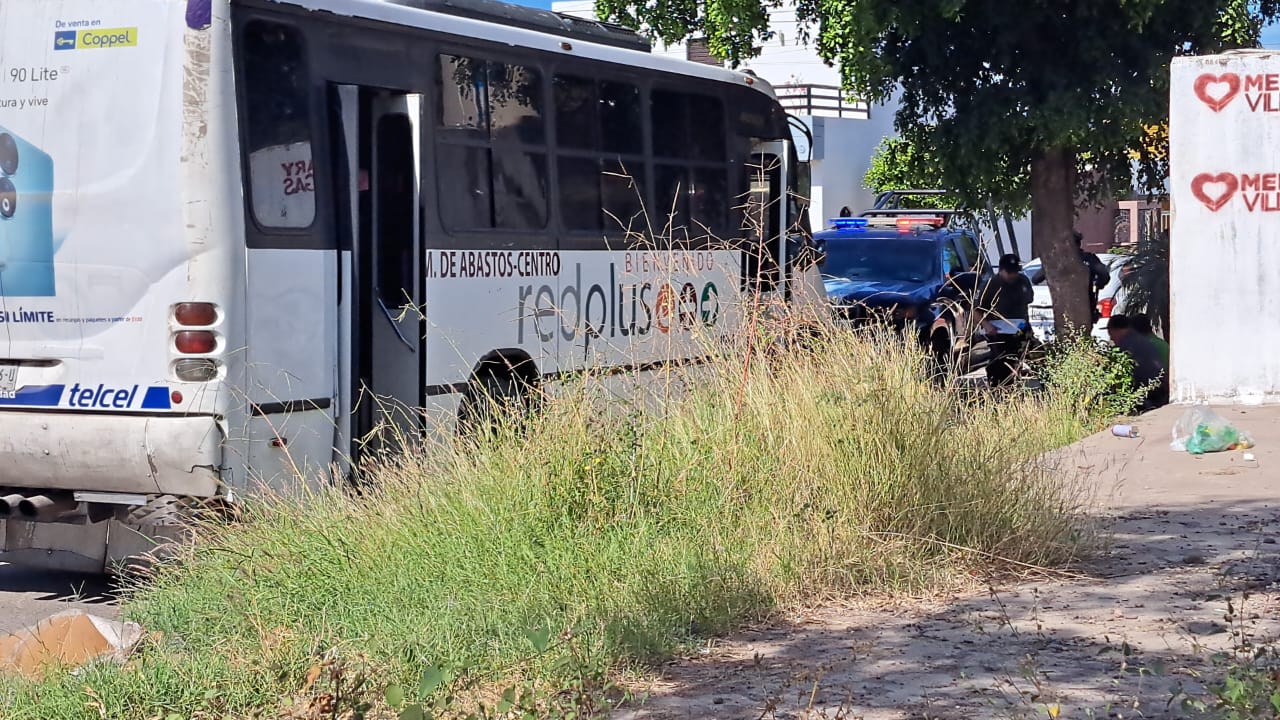 Grupo armado le cierra el paso a un camión urbano en Culiacán; baja a dos hombres para ‘levantarlos’