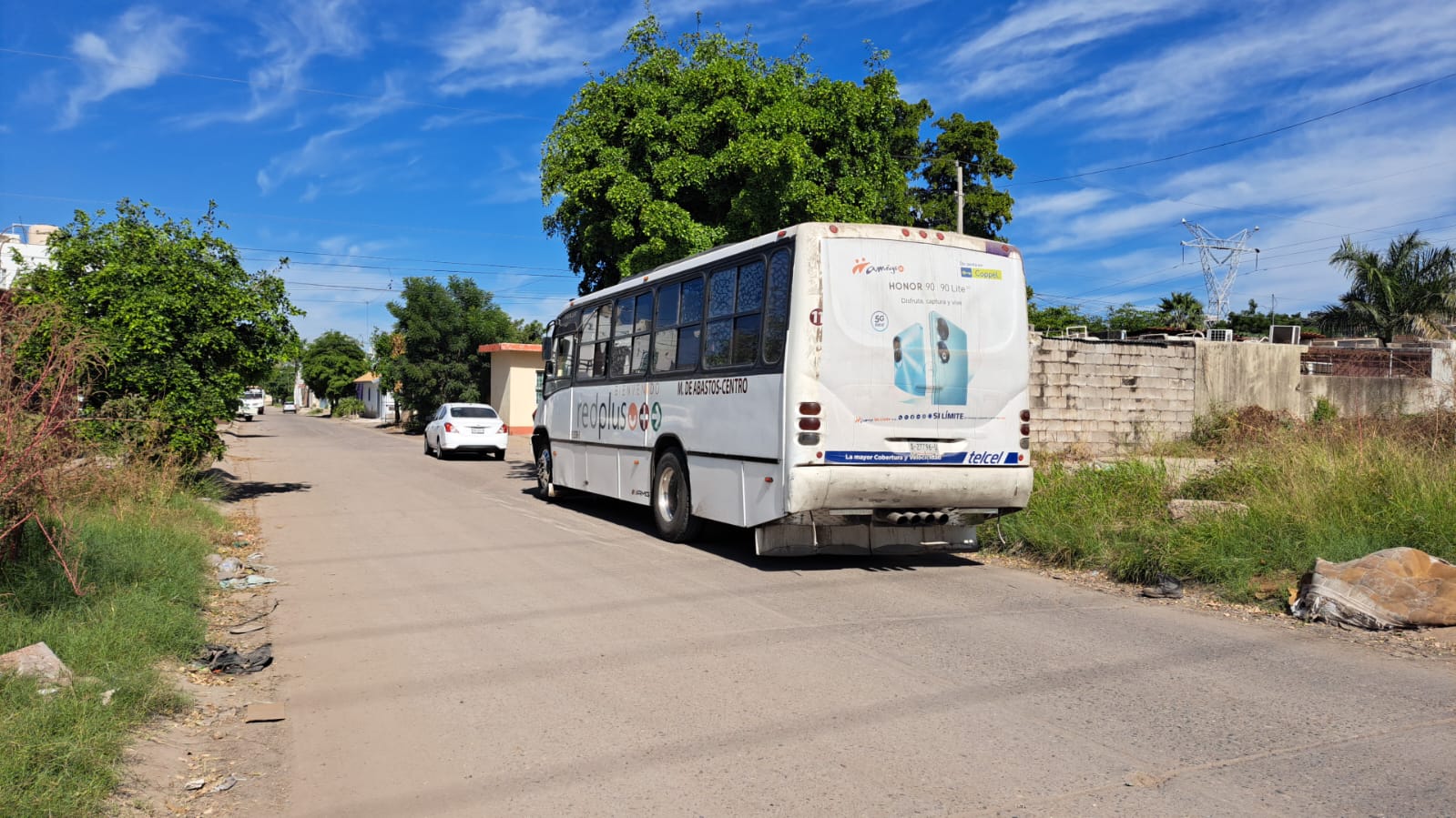 Civiles armados han subido a camiones del transporte público a intimidar a operadores, denuncian concesionarios