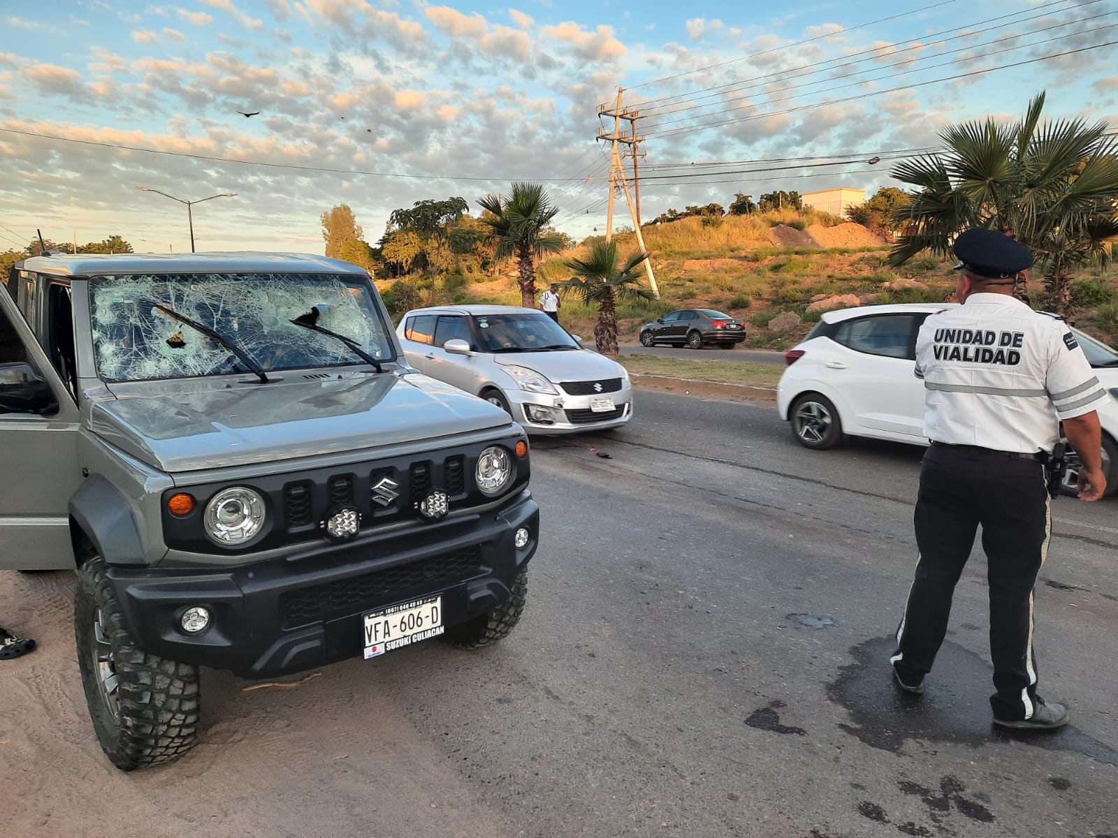 Hombre y mujer resultan lesionados al volcar en un vehículo Jimmy sobre la Culiacán-Culiacancito