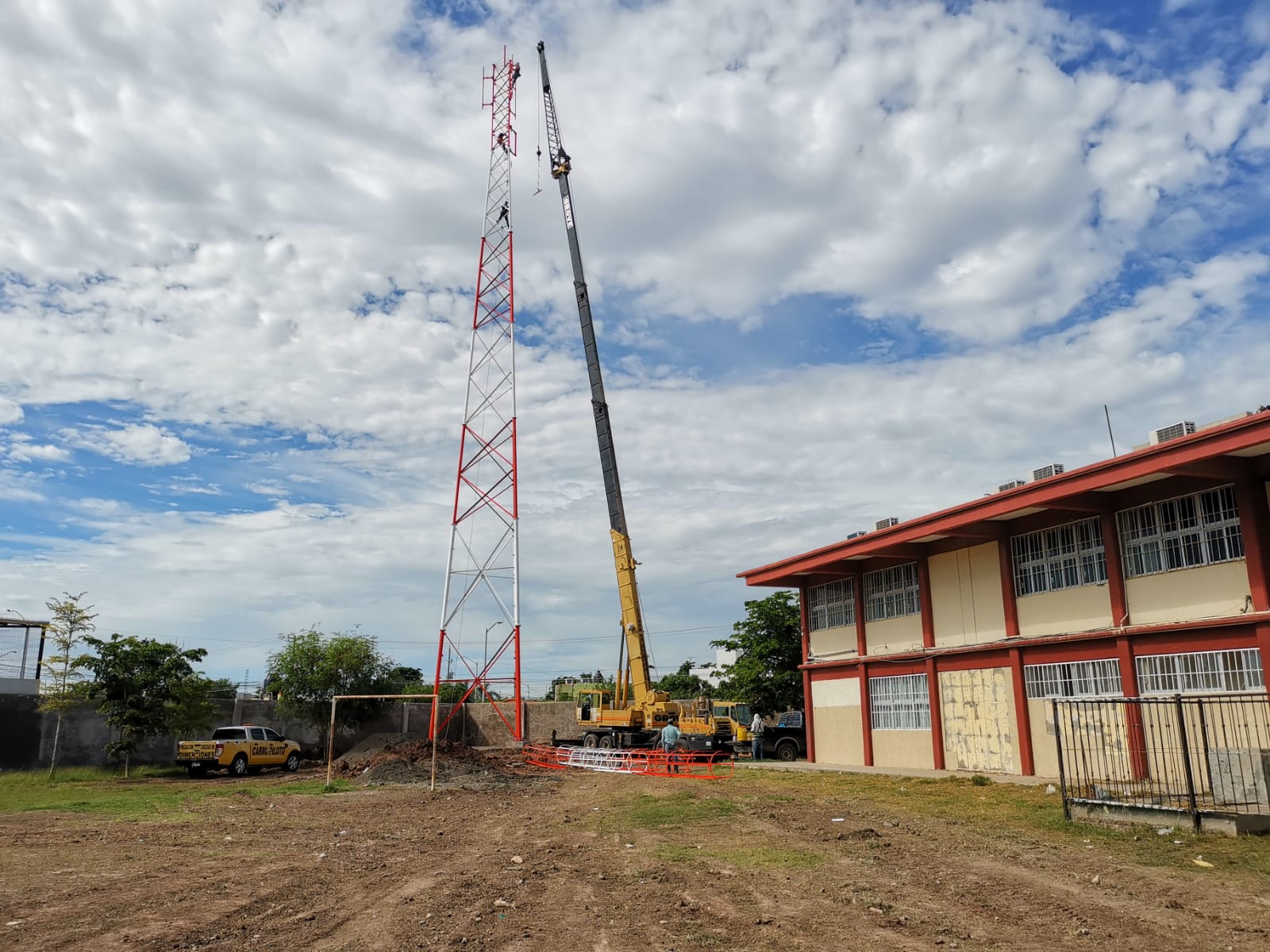 Instalan antena de telecomunicaciones en secundaria de Los Mochis para ofrecer internet a alumnos a bajo costo