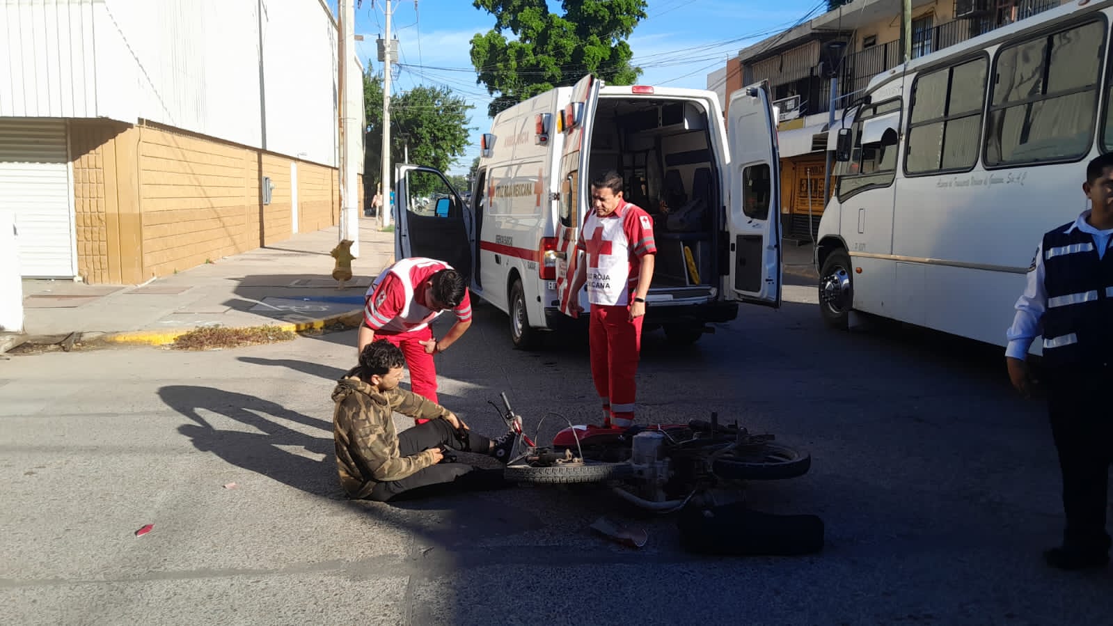 Joven motociclista es atropellado por pick up que se ‘brincó’ el alto en el Centro de Guasave
