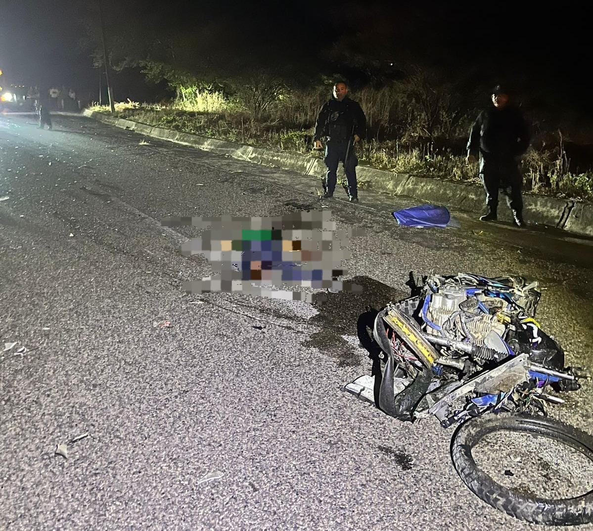 Joven motociclista pierde la vida tras chocar sobre la carretera estatal de Choix