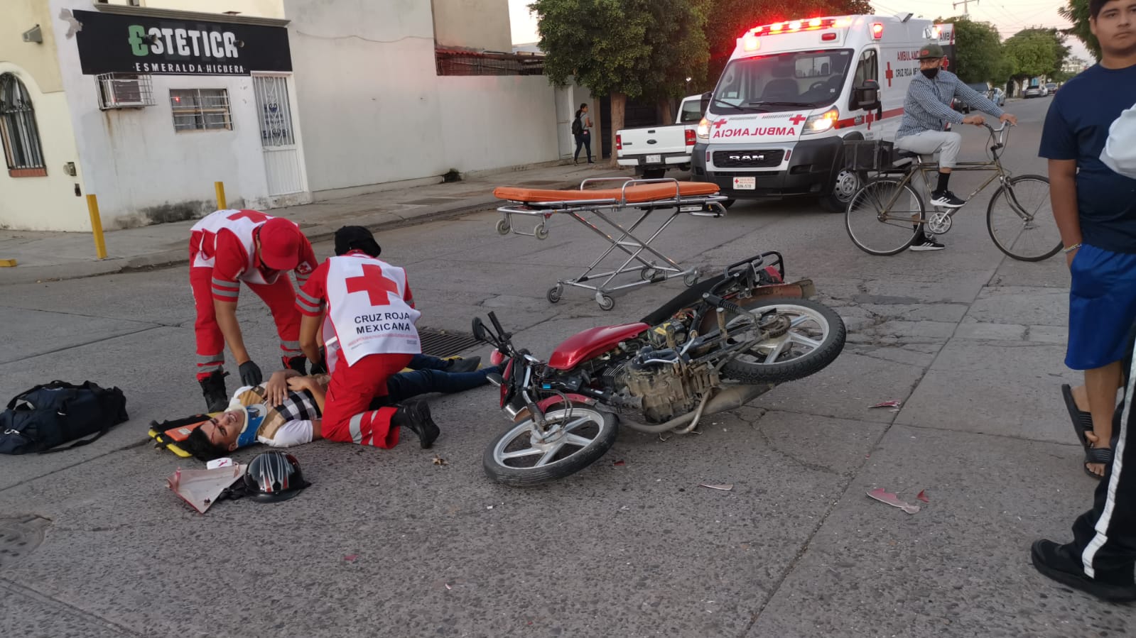 Joven motociclista sufre accidente en el Infonavit Mochicahui; paramédicos lo trasladan al IMSS de Los Mochis
