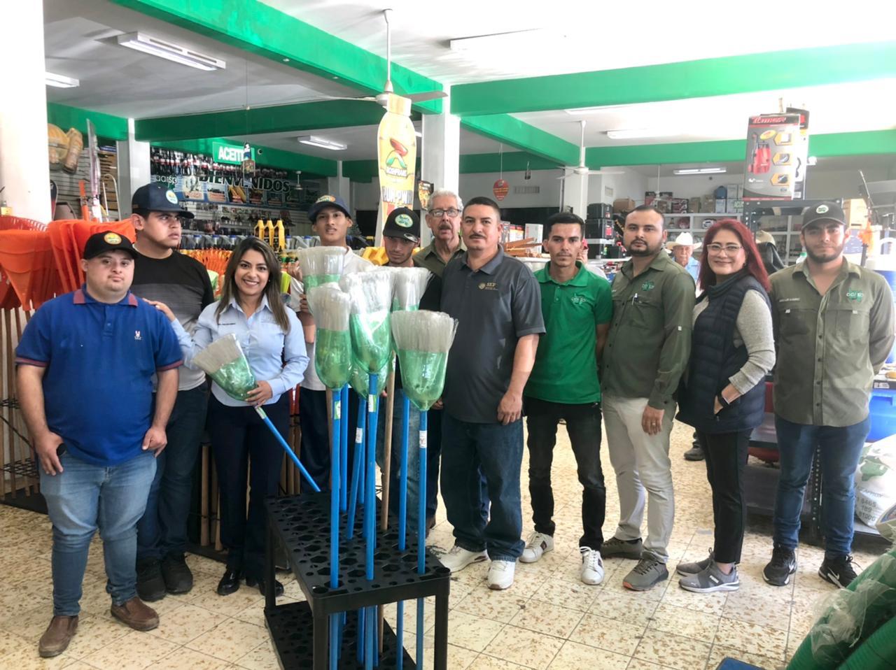 ¿Necesita una nueva escoba? La Aarsp pone a la venta en sus ferreterías hechas por estudiantes del CAM 27