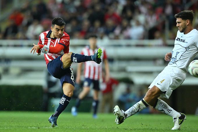 Las Chivas derrotan a los Pumas y toman ventaja en los cuartos de final de la Liga MX
