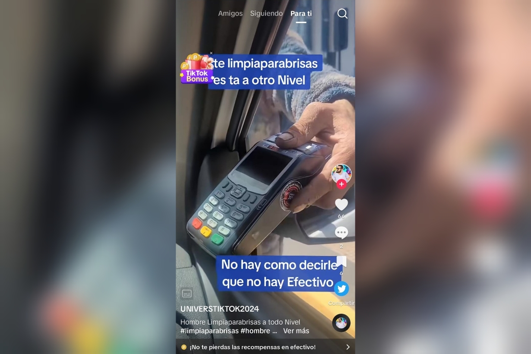 ¡Otro nivel! Limpiaparabrisas se vuelve viral al decir que acepta pago con tarjetas de crédito y debito