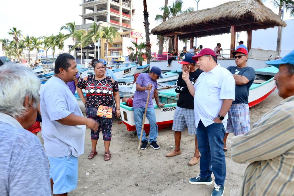 Lleva Higuera charla informativa sobre la 4T al rincón de pesca artesanal en Mazatlán